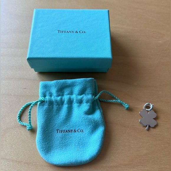 Tiffany & Co. silver four-leaf clover pendant, Never Worn - Picture 3 of 3